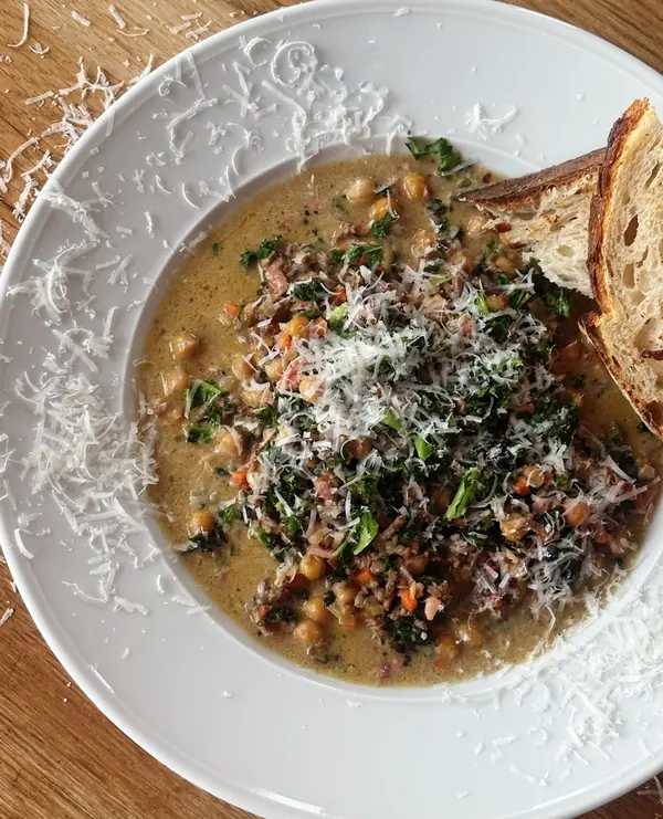 Romige kikkererwten met linzen, pancetta, pecorino en krokante boerenkool