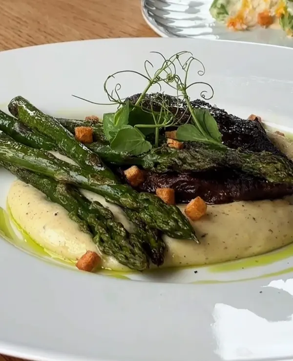 Kalfswang met truffelmousseline en gegrilde asperges