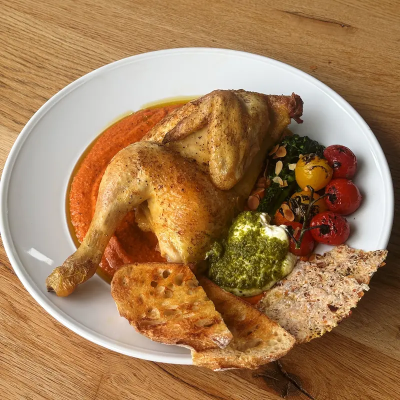 Maïskip met romesco, gegrilde tomaatjes, bimi en labneh