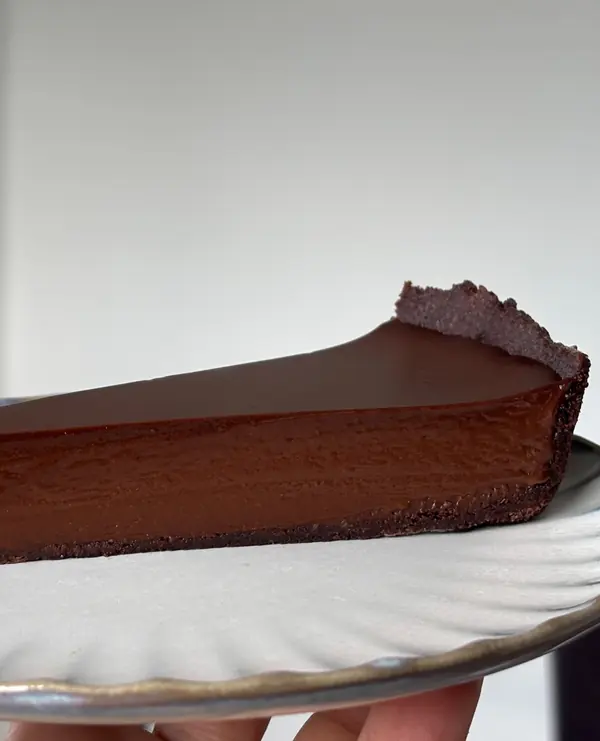 Punt chocoladetaart op een schaaltje